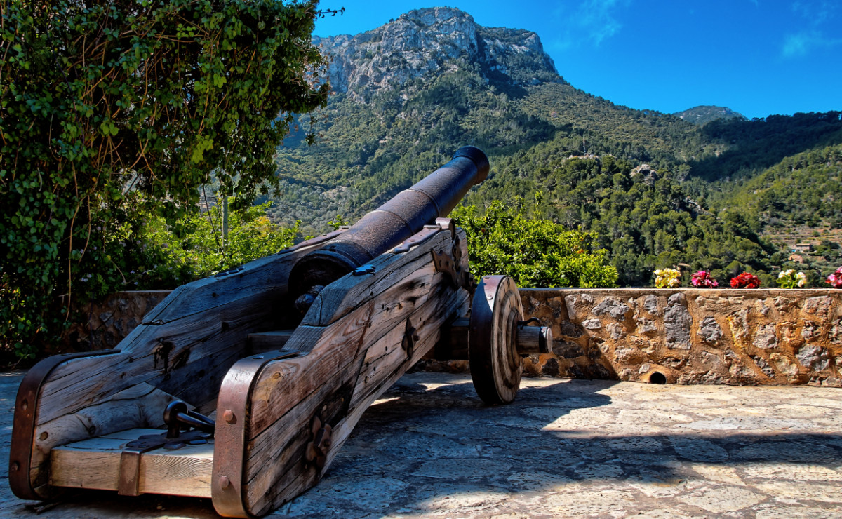 Cannon in Deia HDR photo