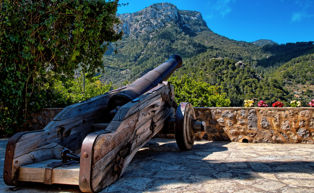 Cannon in Deia, Mallorca HDR photo processed with easyHDR